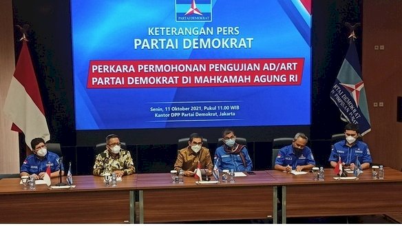 Hamdan Zoelva (berbatik cokelat) bersama petinggi Demokrat saat konferensi pers di Kantor DPP Partai Demokrat/RMOL