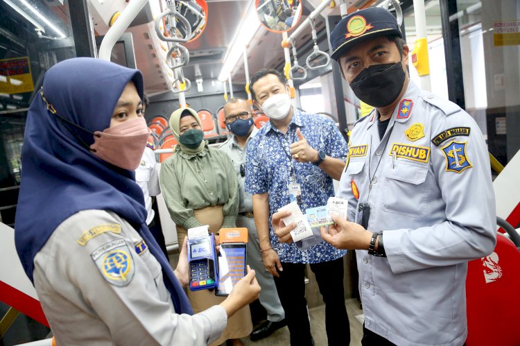 Irvan saat meluncurkan sistem pembayaran menggunakan kartu e-money dengan cara tapping/RMOLJatim