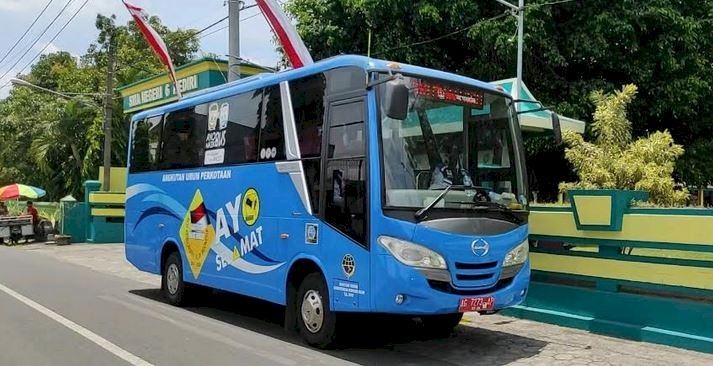 Bus sekolah parkir di depan sekolah/Ist