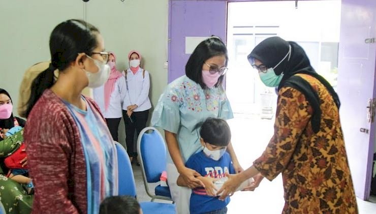 Ketua Forikan Kota Kediri serahkan makanan tambahan untuk Balita/Ist