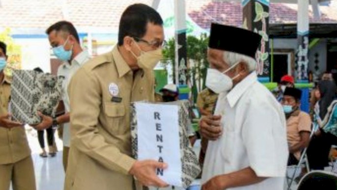 Suasana saat pemberian bantuan untuk masyarakat terdampak pandemi