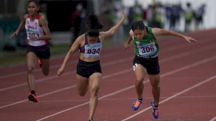 Sprinter Sumsel, Sri Maya (kanan) menjadi yang tercepat di cabor Atletik Lari 400 meter putri di ajang PON XX Papua/RMOLSumsel