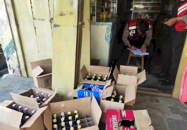 Anggota Tim Bromo Satu Samapta Polres Probolinggo saat mengumpulkan minuman keras di Toko Jamu/RMOLJatim