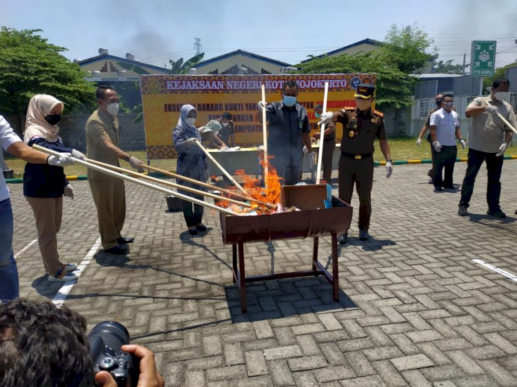 Pemusnahan Barang Bukti dihalaman Kejaksaan Kota Mojokerto/Ist   