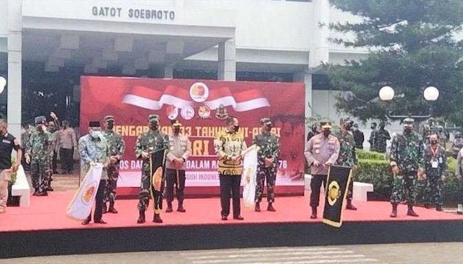 Kapolri bersama Panglima TNI melepas keberangkatan paket sembako dari alumni AKABRI 89 di Cilangkap, Jakarta/Ist