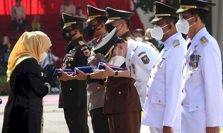 Wali Kota Eri saat menerima lencana penghargaan Jer Basuki Mowo Beya Emas dari Gubernur Jatim Khofifah Indar Parawansa/ist