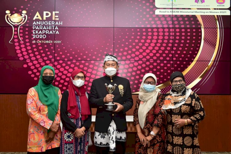 Bupati Lamongan Yuhronur Effendi saat memegang penghargaan APE Tahun 2020 dari Menteri P3AK/Ist