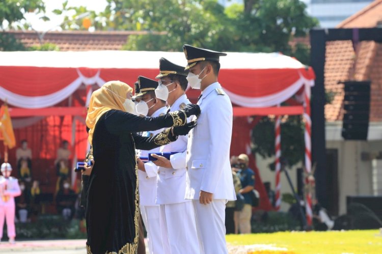 Bupati Tuban Aditya Halindra Faridzky menerima penghargaan lencana kehormatan/Ist