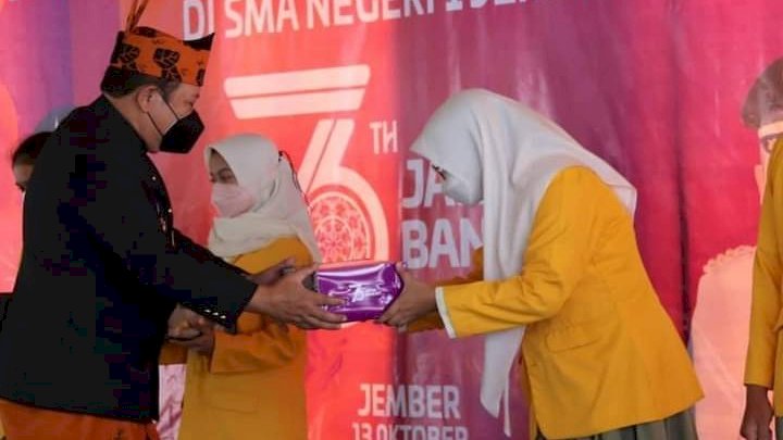 Bupati Jember Hendy Siswanto, Wabub Jember, KH Muhammad Balya Firjaun bersama Forkopimda di SMAN 1 Jember.