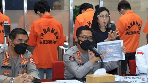  Kadiv Humas Polri Irjen Argo Yuwono saat menyampaikan keterangan pers pengungkapan kasus Pembuat Iklan Judi Online di yang Disisipkan ke Website Pemerintah/Ist
