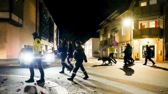 Polisi disiagakan setelah peristiwa berdarah seorang pria bunuh lima orang dengan busur dan panah di Kongsberg, Norwegia/Net