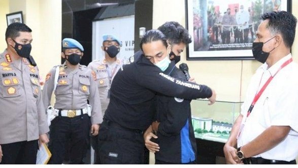Brigadir NP saat meminta maaf kepada korban yang dibanting saat unjuk rasa/Net