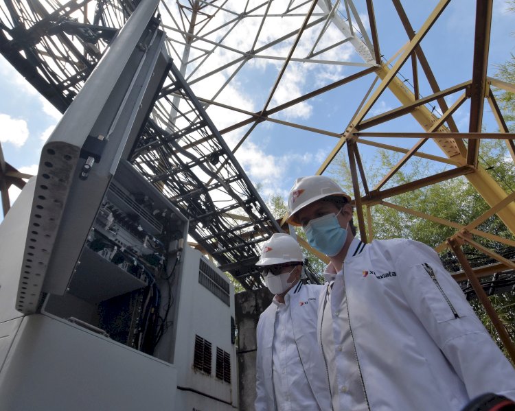 (Ki-ka) Direktur Teknologi & Chief Teknologi Officer XL Axiata, I Gede Darmayusa dan Direktur & Chief Commercial Officer XL Axiata, David Arcelus Oses, sedang memeriksa perangkat BTS di Jl. Sunset Road, Badung, Bali/Ist