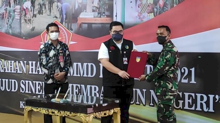 Serah terima hasil TMMD Bupati Kediri dan Komandan Kodim 0809/Ist