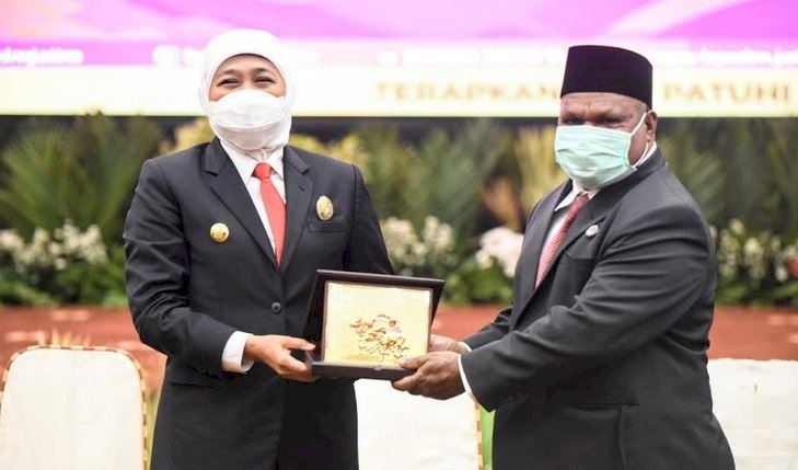 Gubernur Jawa Timur Khofifah Indar Parawansa menerima Lencana Kehormatan Kepala Daerah Pemimpin Perubahan sekaligus piagam dari Kepala Lembaga Administrasi Negara (LAN) RI Adi Suryanto/Ist