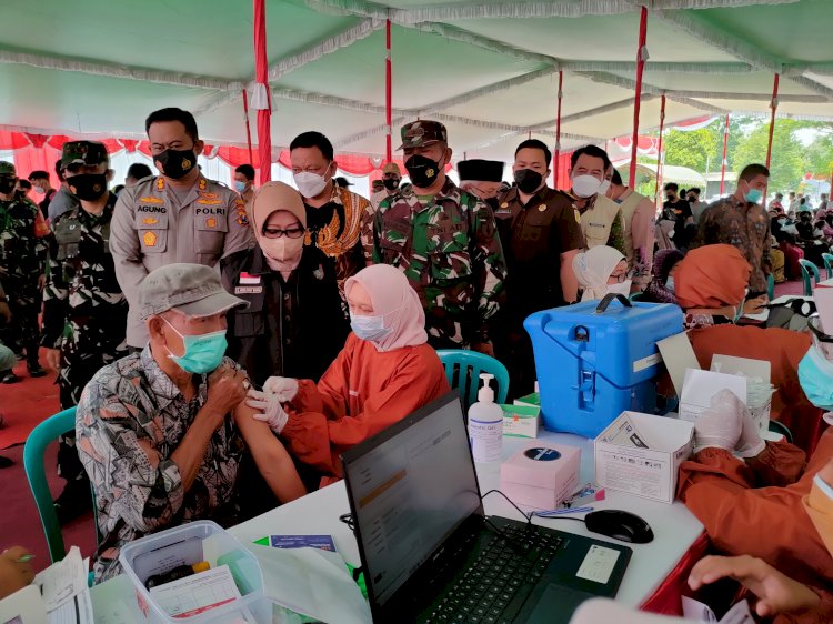 Bupati Jombang Mundjidah Wahab meninjau vaksinasi di hari jadi jombang ke- 111 tahun di Klenteng Tri Dharma Hong San Kiong/RMOLJatim