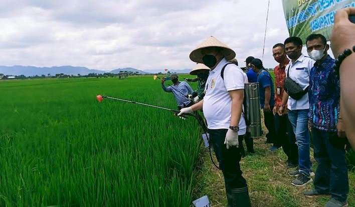 Bupati Jember Hendy Siswanto saat melakukan penyemprotan di desa  Lengkong Mumbulsari/RMOLJatim