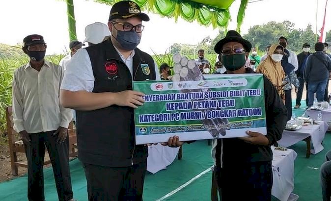 Bupati Kediri Hanindhito Himawan Pramana saat menyerahkan bantuan secara simbolis ke petani tebu/Ist