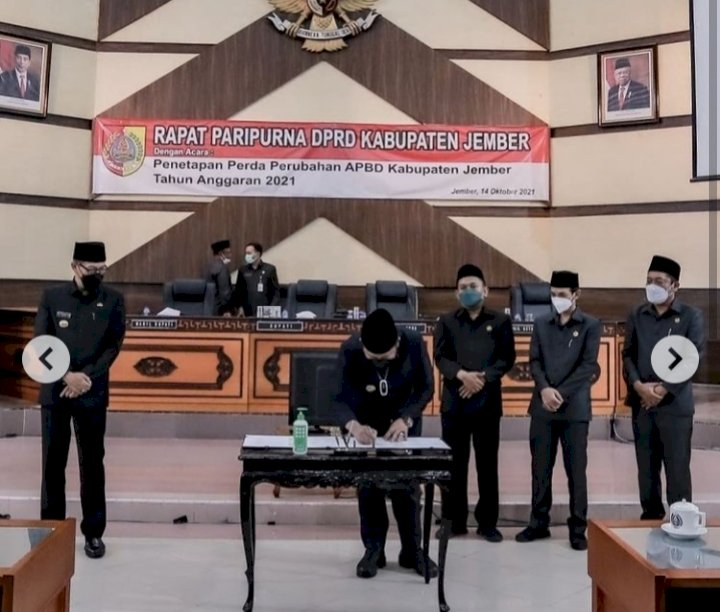 Bupati Hendy Siswanto saat menandatangi perubahan Perda P-APBD tahun 2021/RMOLJatim