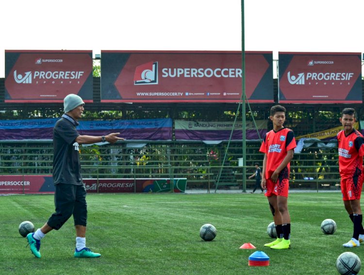 Coach Yono (Kiri), saat melatih tim sepakbola/RMOLJatim