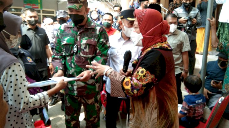    Mensos Risma saat menyerahkan bantuan melalui Dandim Bangkalan kepada anak yatim/RMOLJatim