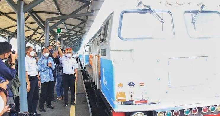 Direktur Utama PT Semen Gresik (anak usaha SIG) Subhan bersama Direktur Niaga PT KAI Dadan Rusdiansyah memberangkatkan kereta yang mengangkut semen dari Babat ke Jakarta/Ist