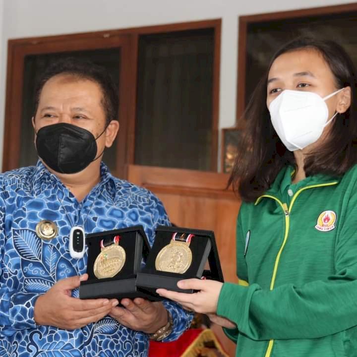 Atlet Badminton Febriana Dwi Puji Kusuma dan Bupati Hendy Siswanto/RMOLJatim