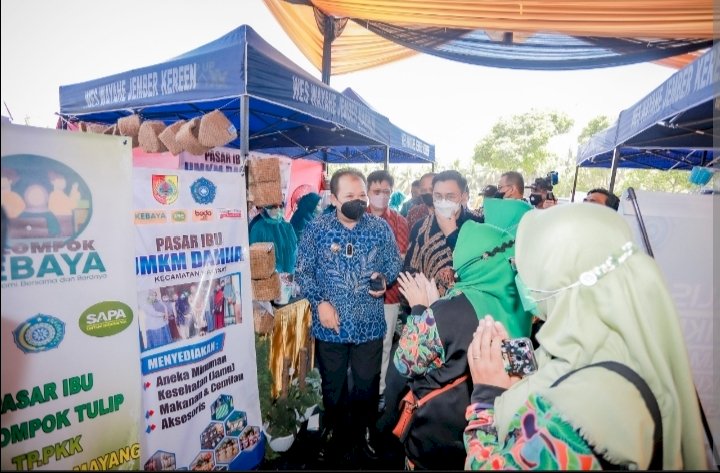 Bupati Hendy saat meninjau Pasar Ibu Kebaya inisiasi TP PKK Jember/RMOLJatim