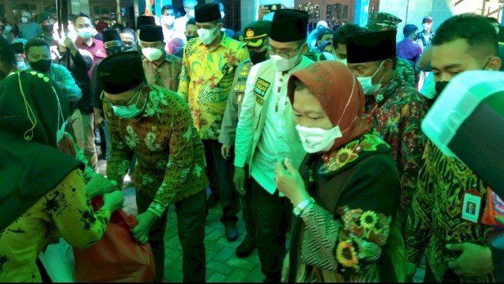 Mensos Risma menyaksikan Anggota Komite III DPD RI  H. Ahmad Nawardi memberikan bantuan ke anak yatim di desa longek, Galis Bangkalan/RMOLJatim