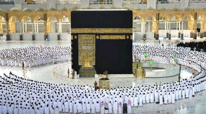 Foto shalat Subuh berjamaah di Masjidil Haram tanpa menjaga jarak untuk pertama kalinya sejak pandemi/Ist