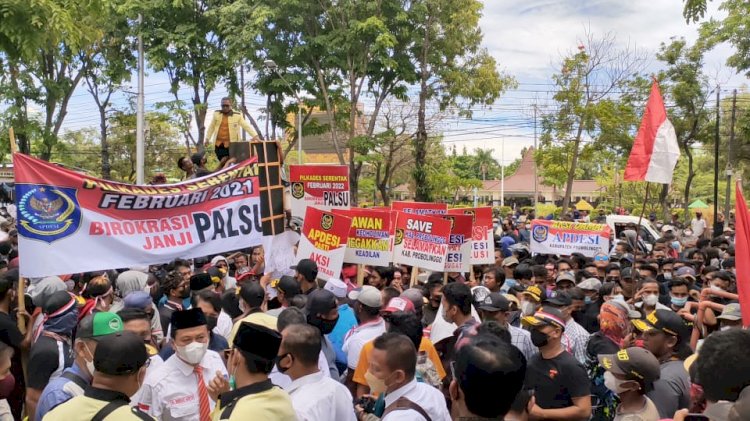 Ribuan massa dan Apdesi Kabupaten Probolinggo, Kepung Kantor Bupati Probolinggo. /RMOLJatim