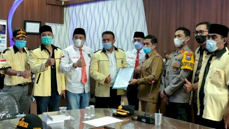 Asisten Pemkab Probolinggo saat memberikan surat pernyataan kepada Apdesi/RMOLJatim