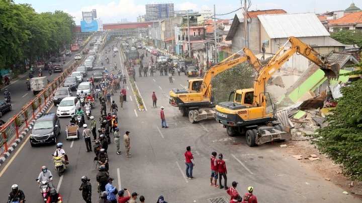 Satu persatu alat berat merobohkan 15 rumah di jalan Wonokromo/RMOLJatim