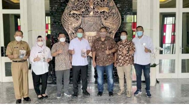 Pengurus JMI Pusat dan Panitia Rakernas I JMSI berfoto bersama usai audiensi dengan Walikota Semarang Hendrar Prihadi di Balai Kota, Senin (18/10). / RMOL Jateng 