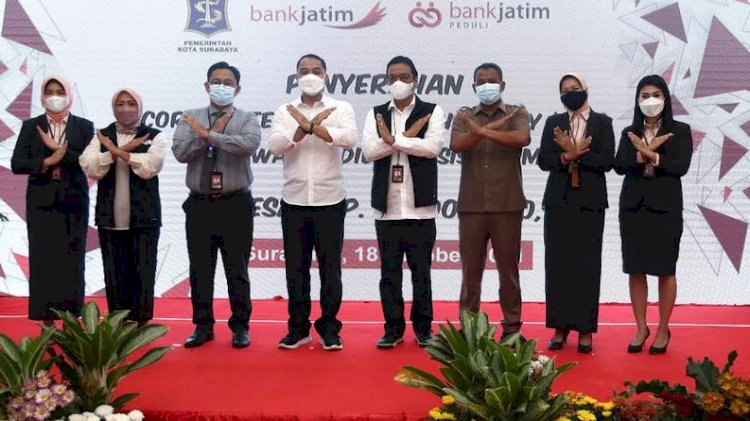 Wali Kota Eri didampingi Kadindik Surabaya dan jajaran Bank Jatim/RMOLJatim