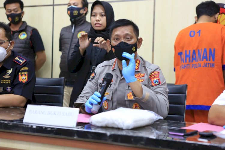 Polisi menunjukkan barang bukti sabu sabu yang diamankan dari tangan tersangka.