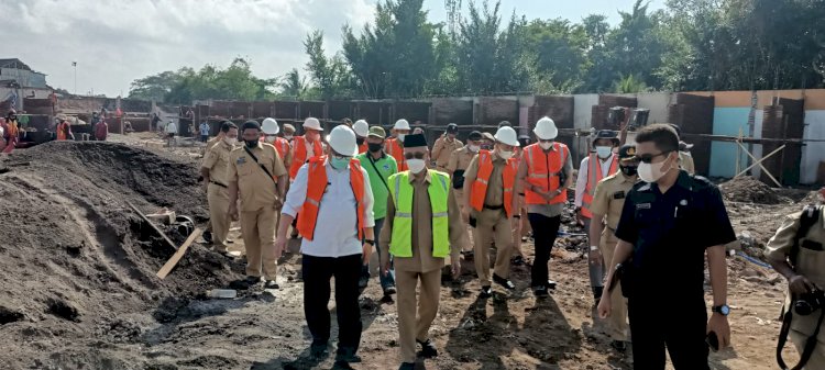 Bupati dan Wakil Bupati Bondowoso saat meninjau pembangunan pasar induk/RMOLJatim