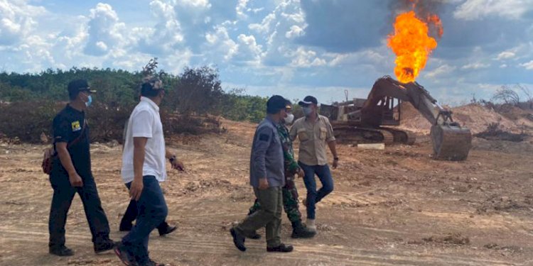 Api masih berkobar di sumur minyak ilegal di Dusun V Desa Keban Satu Kecamatan Sangat Desa sejak meledak pada 10 hari lalu/RMOLSumsel