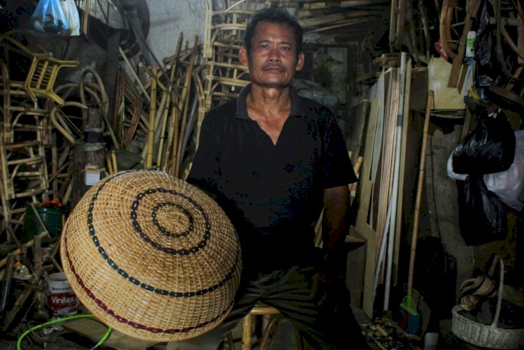  Pemilik Toko Era Jaya, Ikhsan Abdul Gani saat menunjukkan tudung saji yang dibuatnya/RMOLSumsel