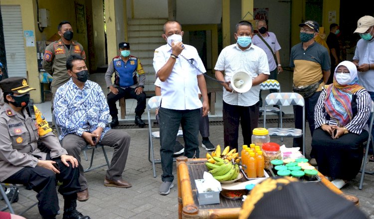 Wawali Armuji berdialog dengan sejumlah pedagang pasar Jambangan Baru/Ist