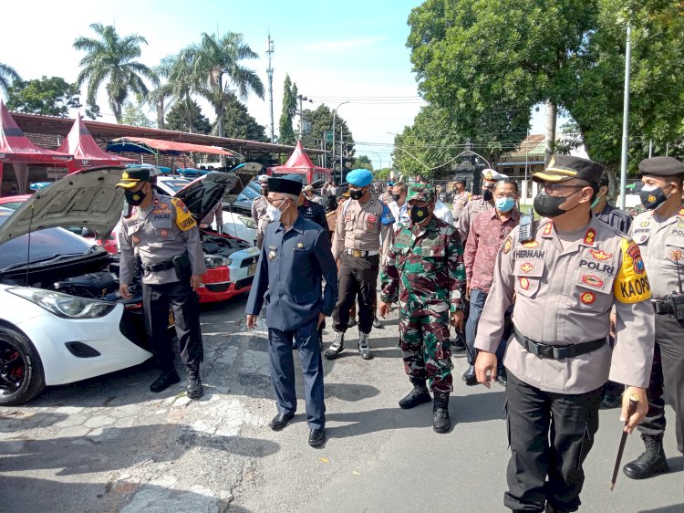   Bupati Bondowoso bersama polisi dan TNI memantau kesiapan kendaraan operasional/RMOLJatim