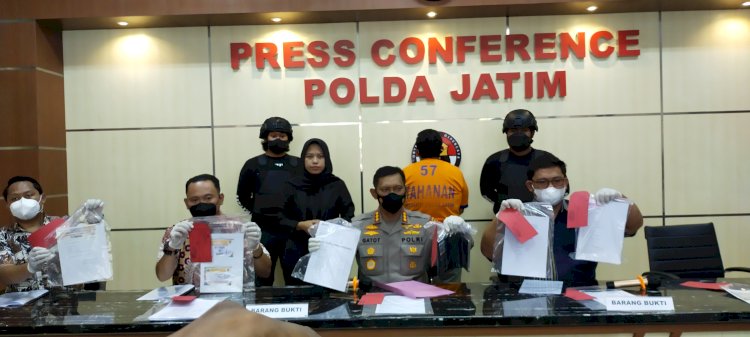    Polisi menunjukkan barang bukti hasil penipuan tersangka HNA/RMOLJatim 