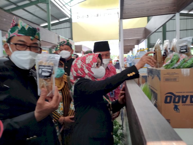 Bupati Mundjidah Saat melaunching pasar oleh-oleh/RMOLJatim