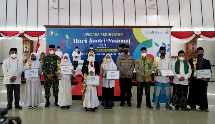 Bupati Bojonegoro Anna Mu,awanah (Pemkab bojonegoro) Memberi Penghargaan Satri Berprestasi/ ist