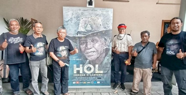 Pemutaran film dokumenter Herman O Lantang (HOL) di kantor Harian Disway. Ressy Elang Andrian (paling kanan)/RMOLJatim