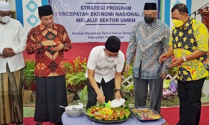 Misbakhun saat memotong tumpeng di Ponpes Zainul Hasan Genggong dan diberikan pada Gus Haris/RMOLJatim