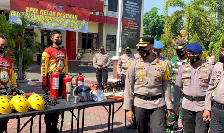 Kapolres Probolinggo AKBP Teuku Arsya Kadhafi saat memantau langsung persiapan antisipasi bencana alam. /RMOLJatim