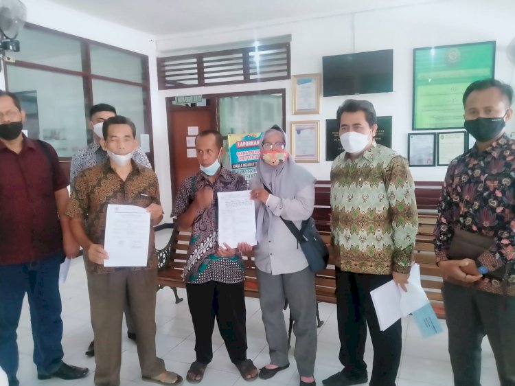 Karyawan PT Waru Gunung Industri bersama kuasa hukumnya usai mendaftarkan gugatan di Pengadilan Hubungan Industrial (PHI) Surabaya/RMOLJatim