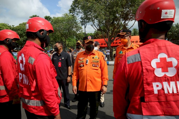 Bupati Jember Hendy Siswanto saat mengecek kesiapan personel tanggap bencana alam/RMOLJatim