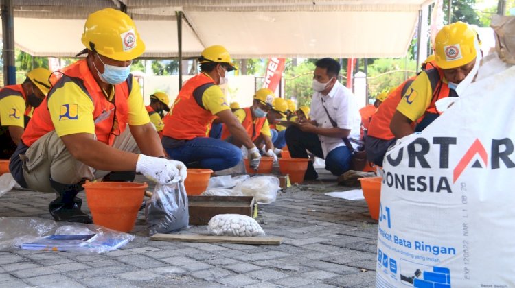 Pekerja konstruksi sedang mengikuti uji sertifikasi aplikasi keterampilan/Ist